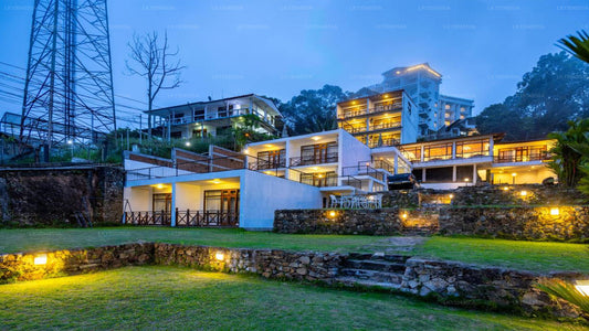 Hotel Alta Vista, Ella