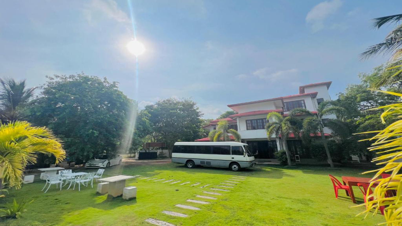 فندق باي بيتش، ترينكومالي