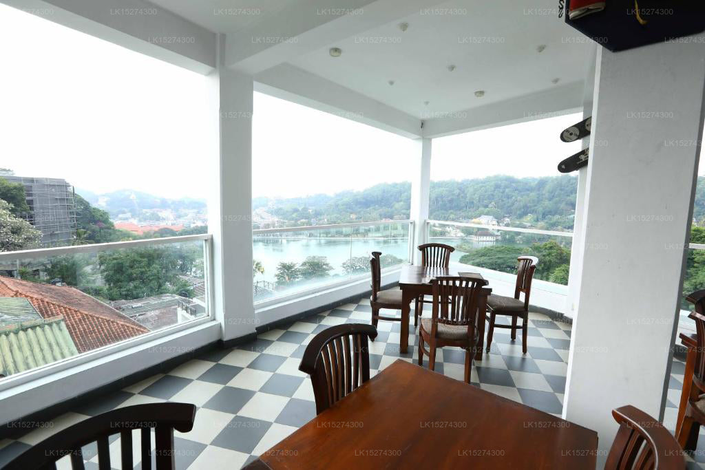 فندق كاندي سوبريم، كاندي