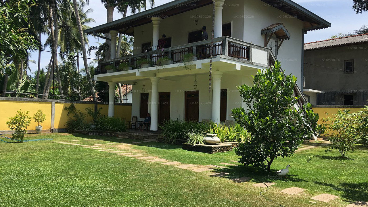 Hiding Unawatuna, Unawatuna